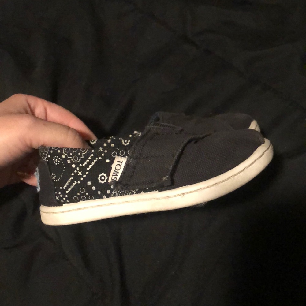7c black Toms